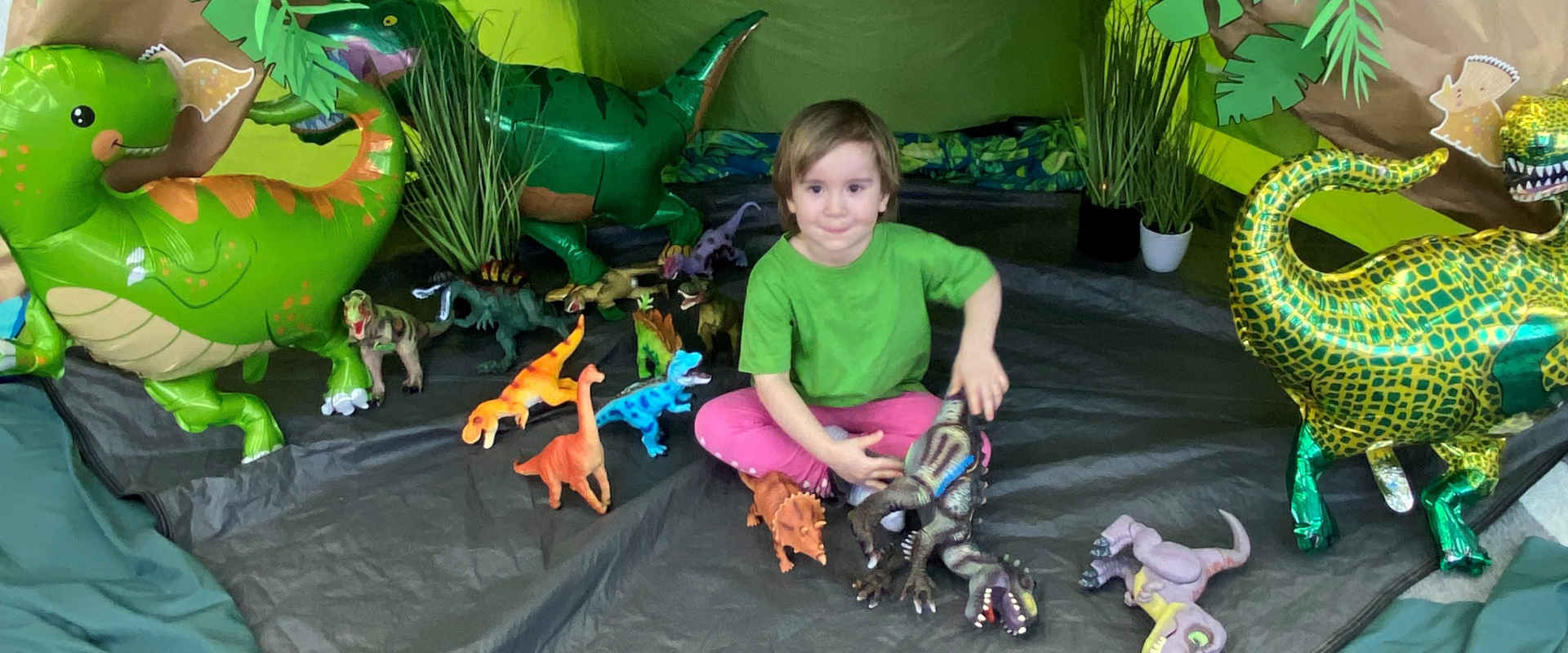 Chłopczyk z zabawkami dinozaurami