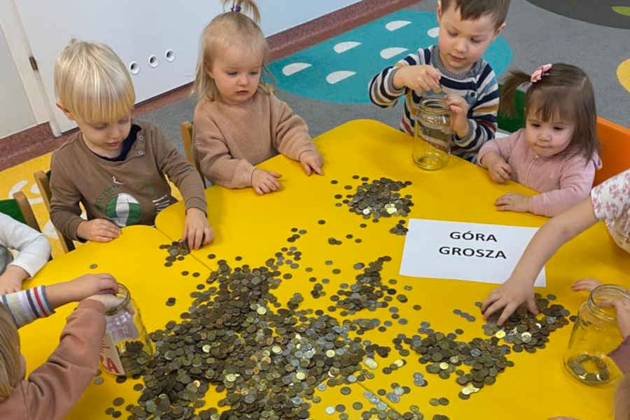 Dzieci z monetami