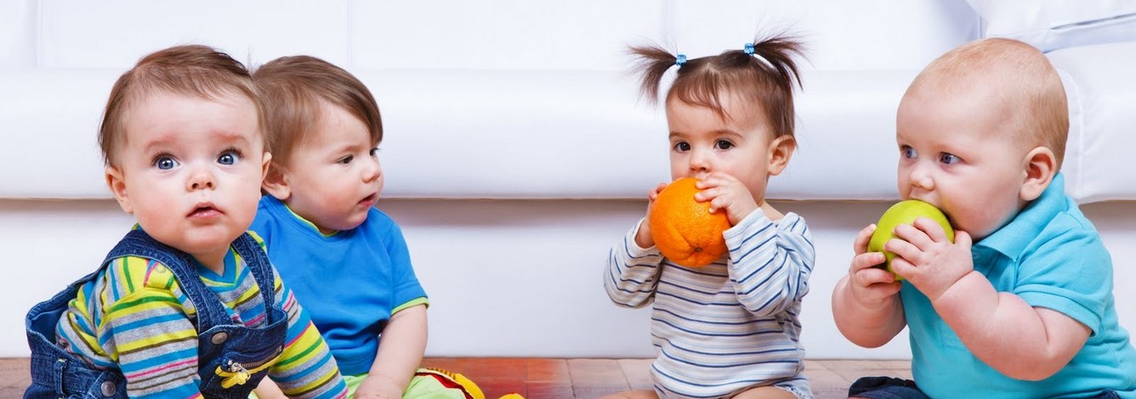 Dzieci siedzą i jedzą owoce