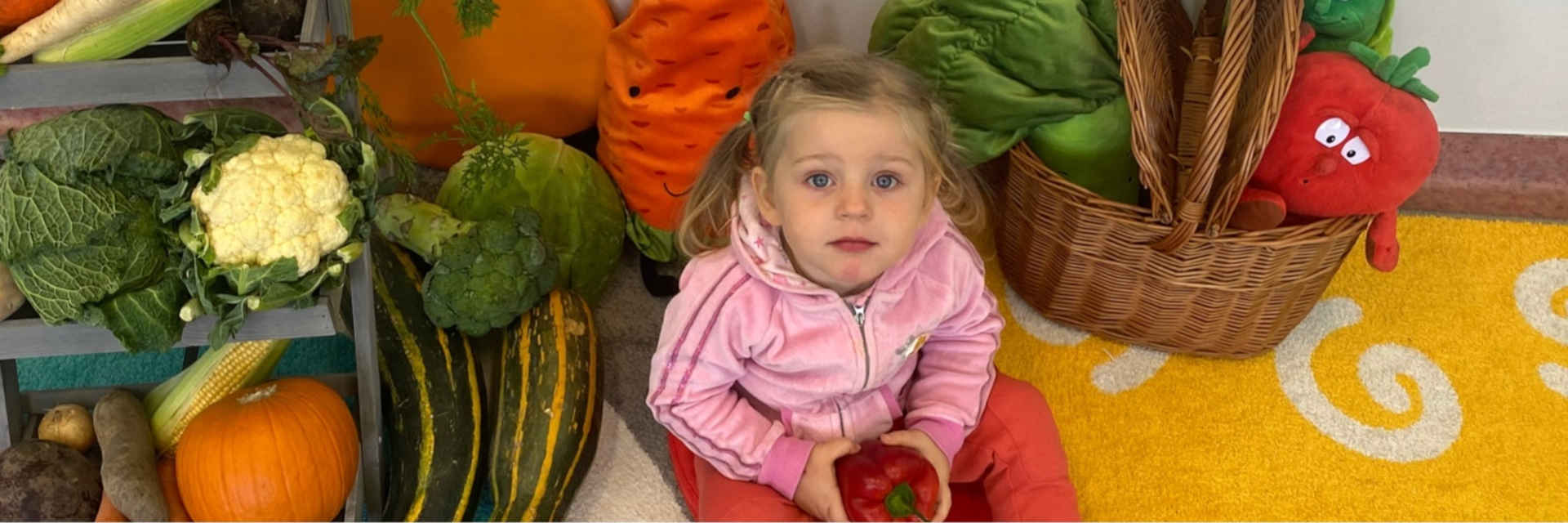 Dziewczynka z jesiennymi warzywami