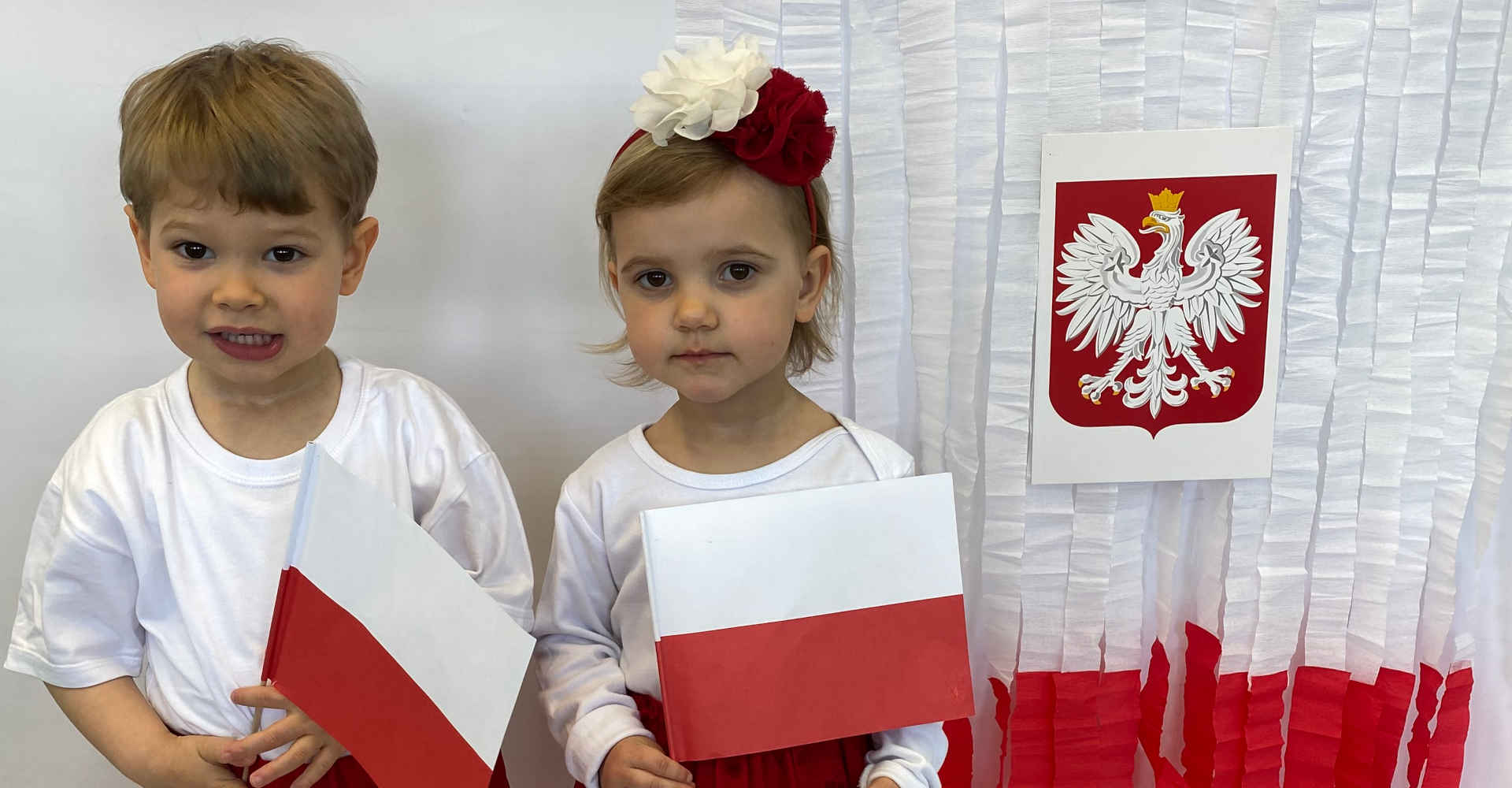 Chłopczyk z dziewczynką z symbolami narodowymi